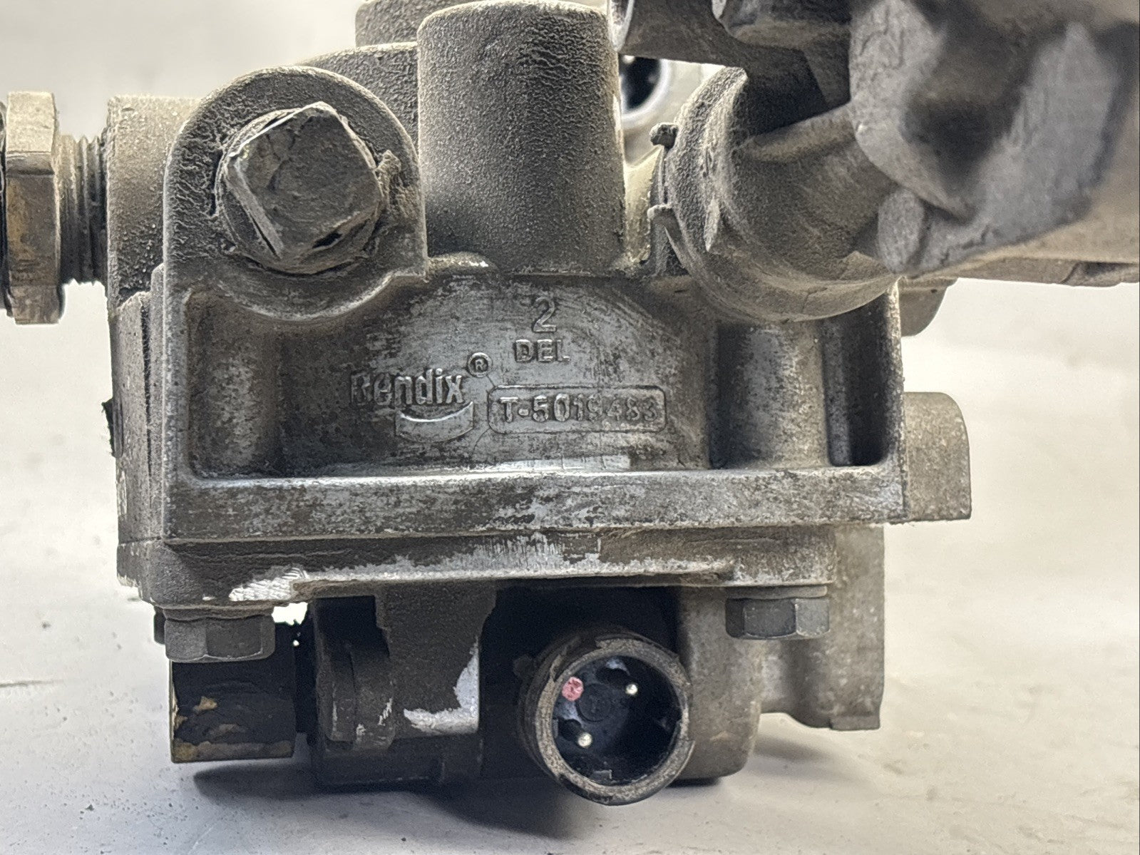 BENDIX ESSEMBLY  VALVE T-5019483 W/ ABS VALVE BENDIX K056040 ABS MODULATOR VALVE