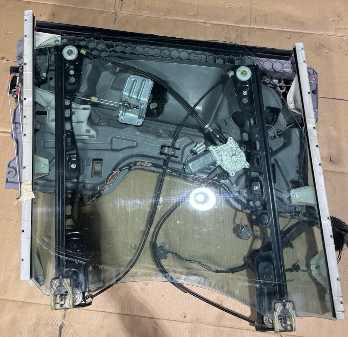 2018-2024 FREIGHTLINER CASCADIA FRONT RIGHT SIDE DOOR PANEL CARIER OEM