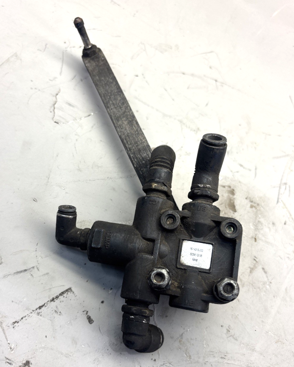 2023 Freightliner Cascadia 126 Height Control Leveling Valve 16-14318-000