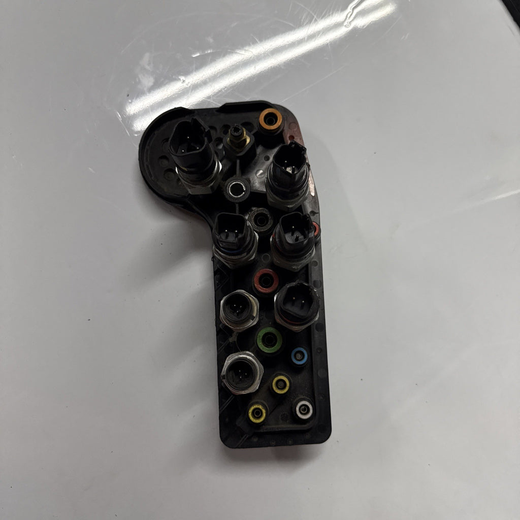 Freightliner Bulkhead Air Mainfold With Switches 12-26964-001 From 2018 Cascadia