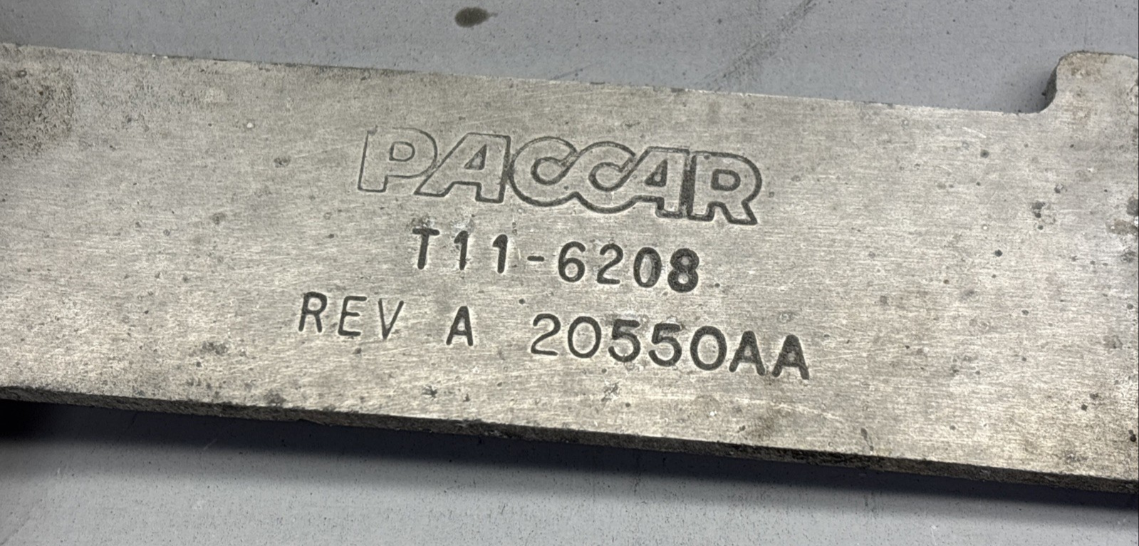PACCAR MOUNTING BRACKET T11-6208 / 20550AA