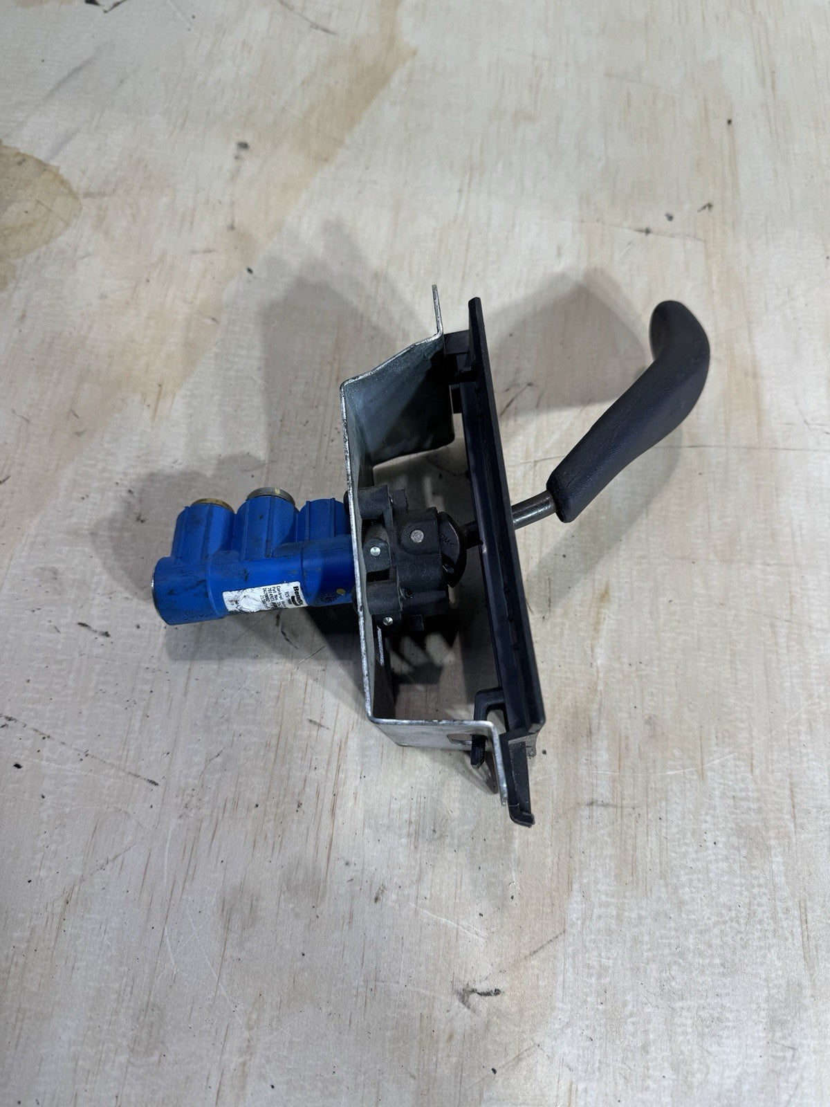 2018-2024 FREIGHTLINER CASCADIA 126 BENDIX TRAILER BRAKE CONTROL VALVE LEVER OEM