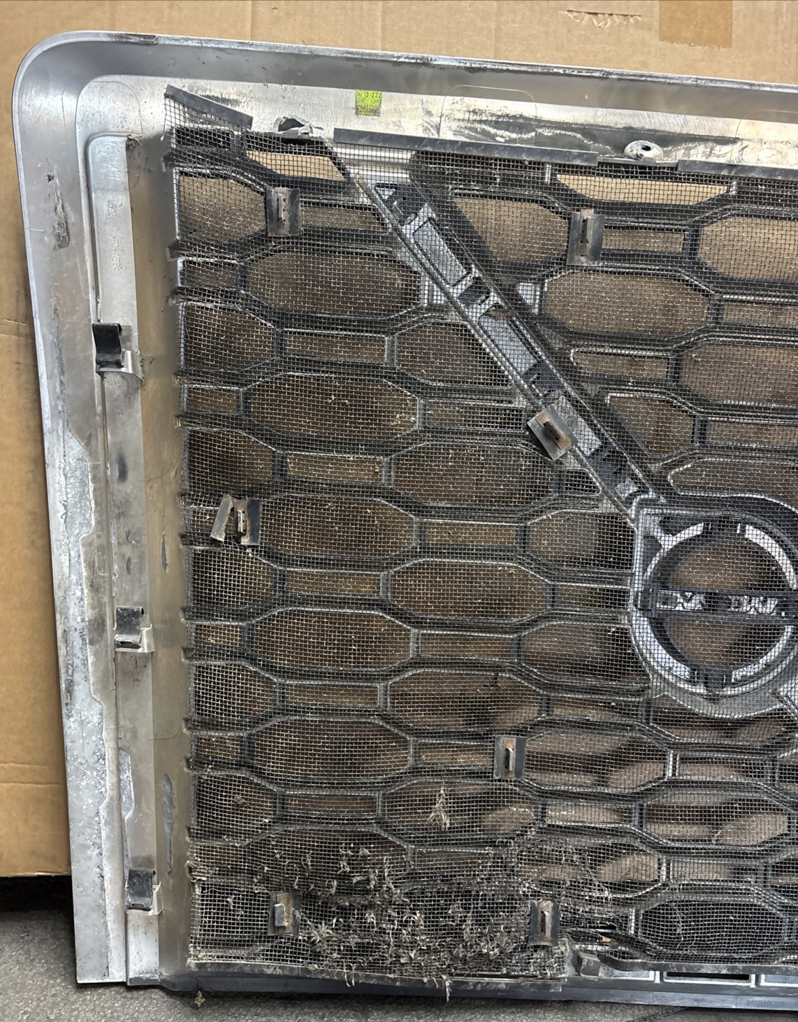2019 VOLVO VNL FRONT MAIN GRILL  82745720 / 84724157 / 84724159 OEM DAMAGED