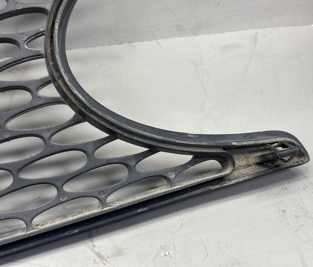 L46-6062 Genuine Paccar Peterbilt Air Intake Screen RH/S OEM DAMAGE