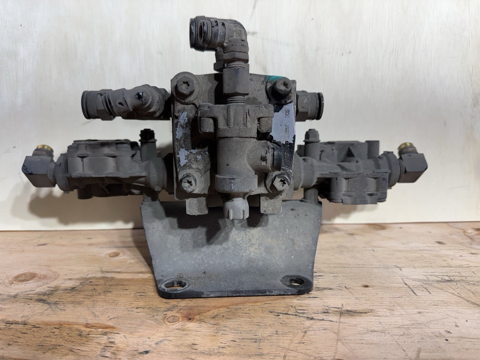 Bendix  Brake Valve Assembly  - P/N: D591-309