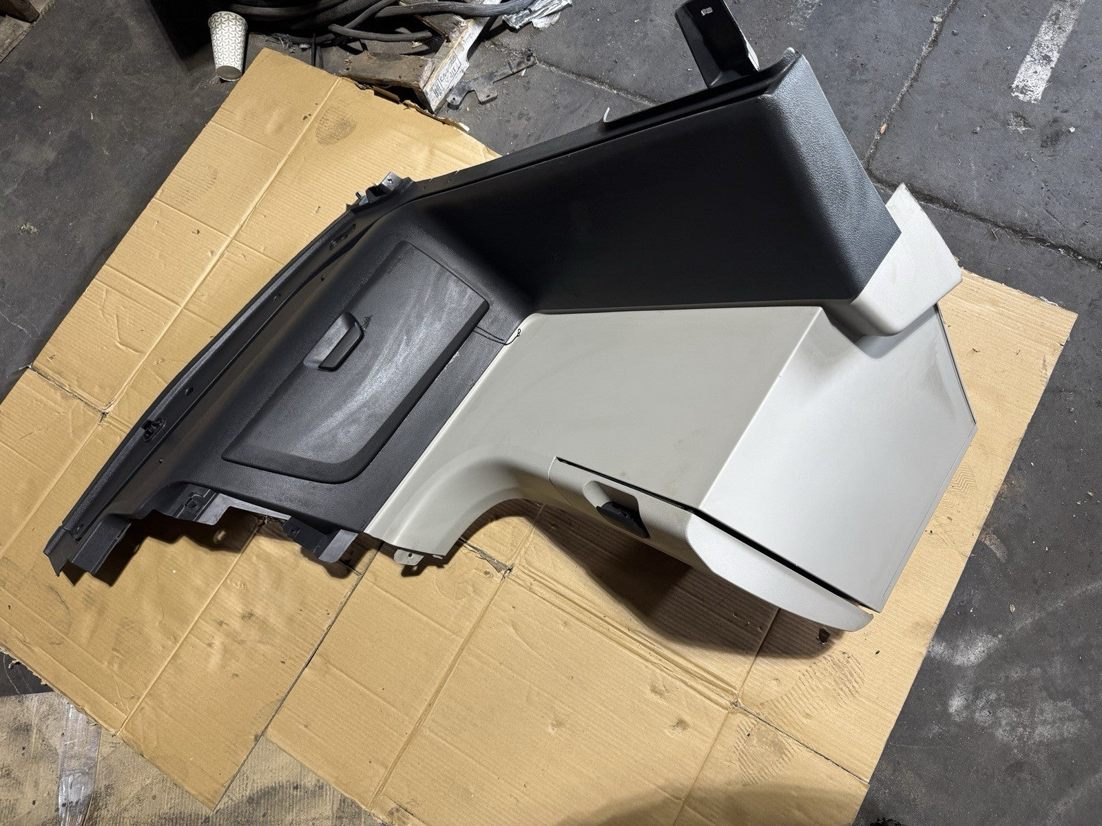 18-24 FREIGHTLINER CASCADIA 126 LEFT DRIVER SIDE OVERHEAD CONSOLE W/ STORAGE OEM