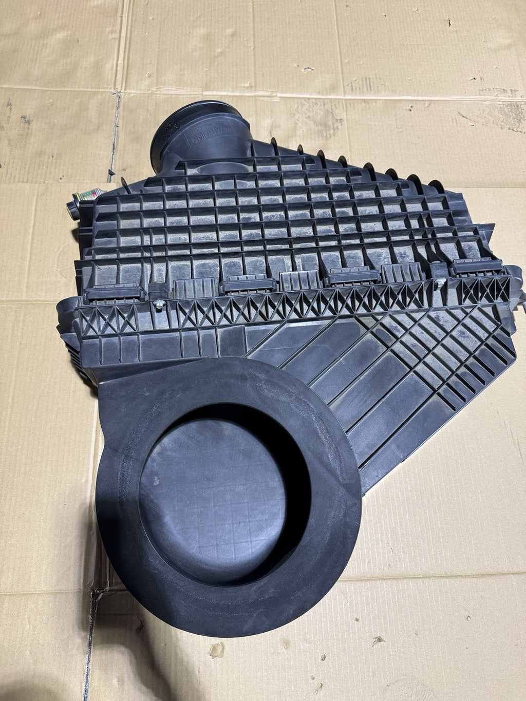2018-2024 FREIGHTLINER CASCADIA 126 DD15 AIR INTAKE CLEANER FILTER HOUSING OEM