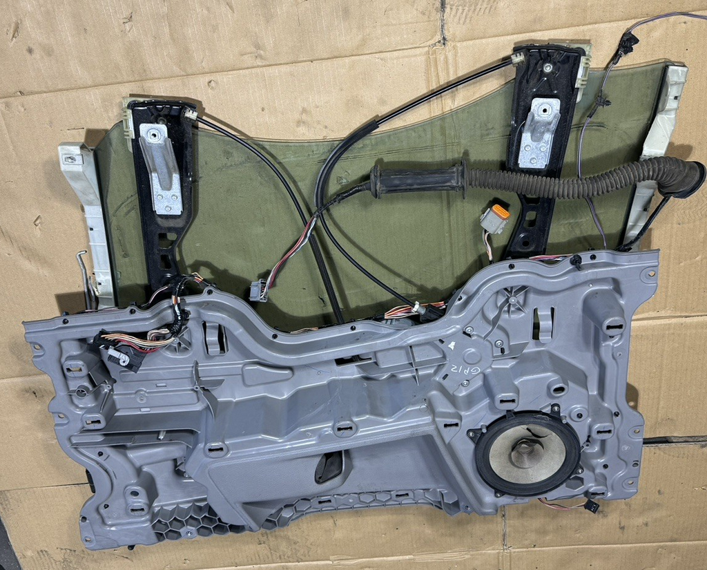 2018-2024 FREIGHTLINER CASCADIA FRONT RIGHT SIDE DOOR PANEL CARIER OEM