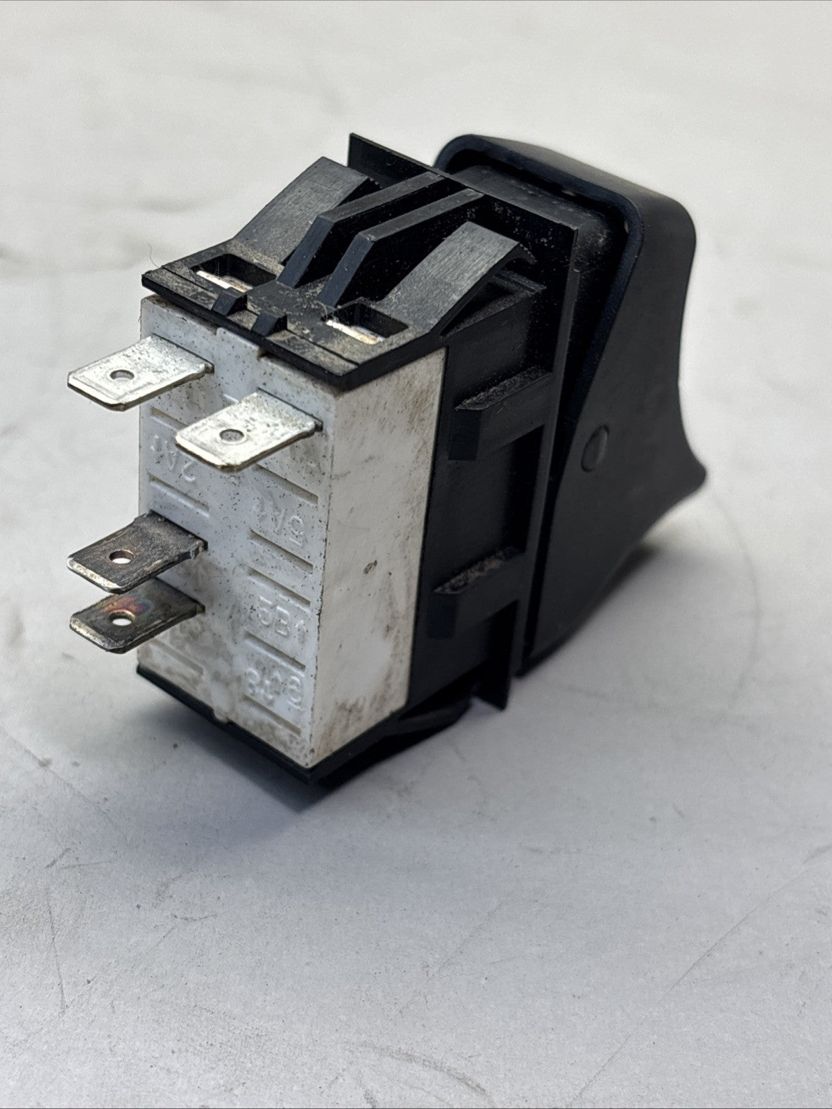 Kenworth P27-1173-030  05679HM Traction Control TC Switch
