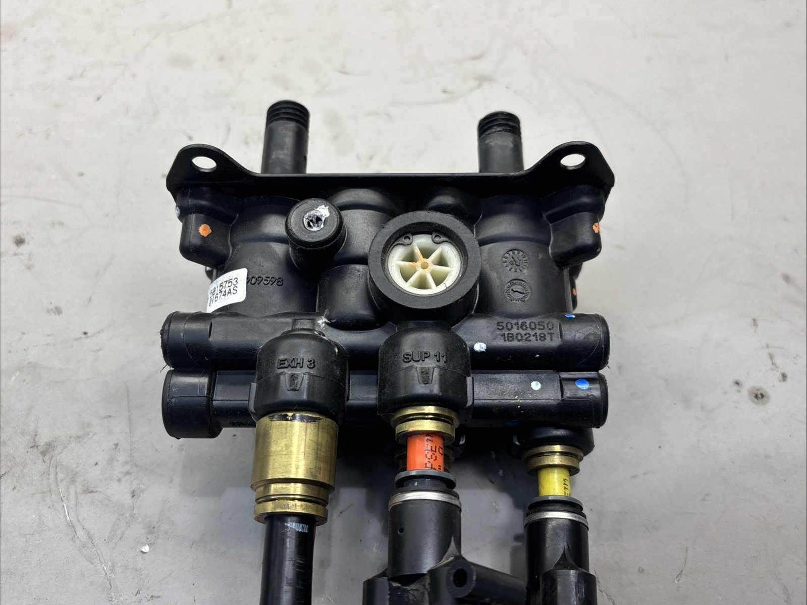 Bendix  Air Brake Dash  Valve G90-6036 WITH AIR PRESSURE SENSOR P2000-5295-1