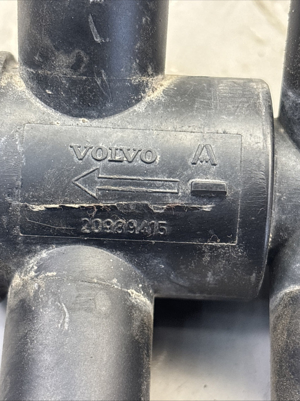OEM VOLVO VNL HEATER HOSE VALVE  P/N: 20989415