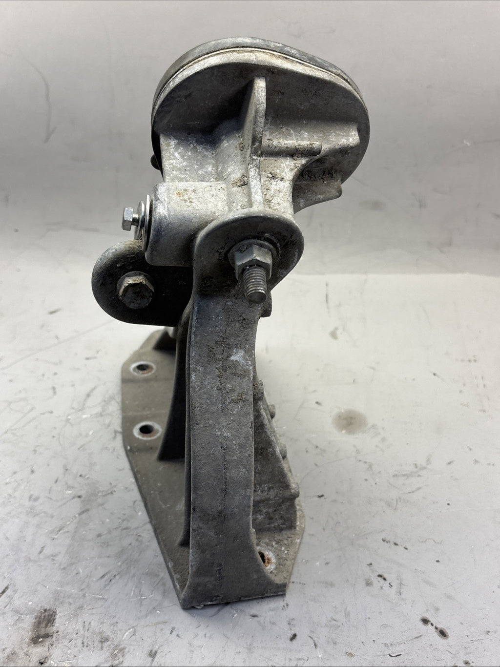 18 TO 24 FREIGHTLINER RIGHT SIDE HOOD SUPPORT 17-21082-001 A17-21080-001