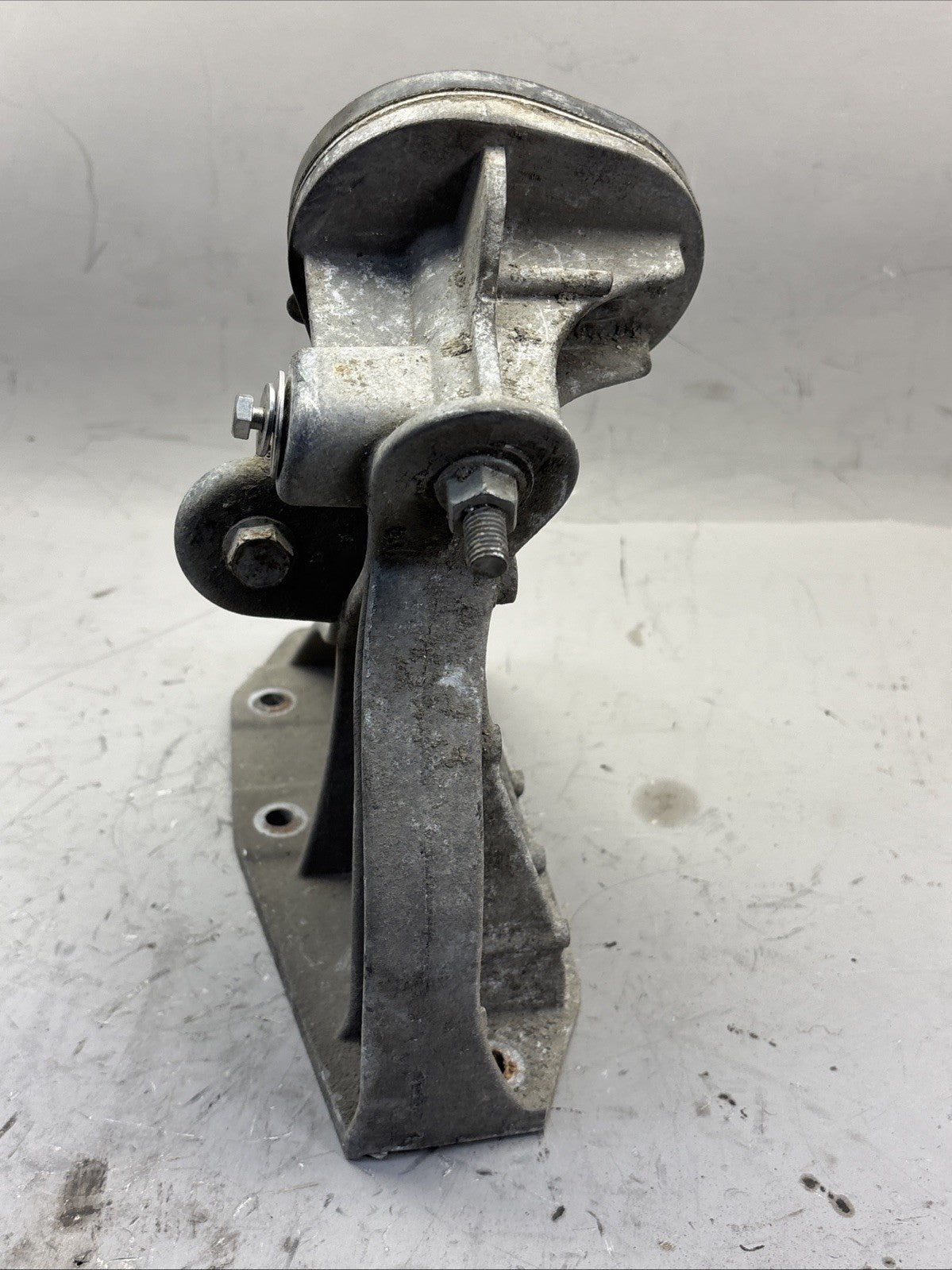 18 TO 24 FREIGHTLINER RIGHT SIDE HOOD SUPPORT 17-21082-001 A17-21080-001