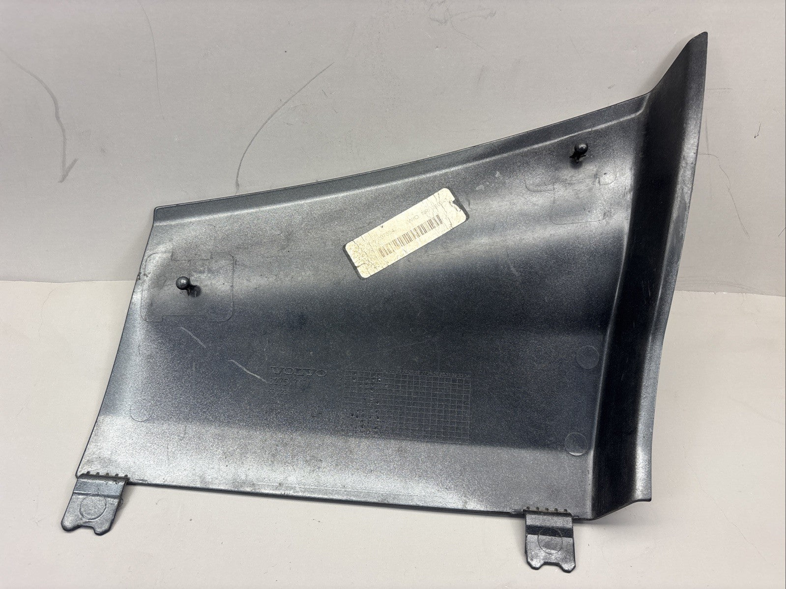 82754747 VOLVO VNL 760 FRONT Left driver SIDE BUMPER TOW HOOK COVER OEM