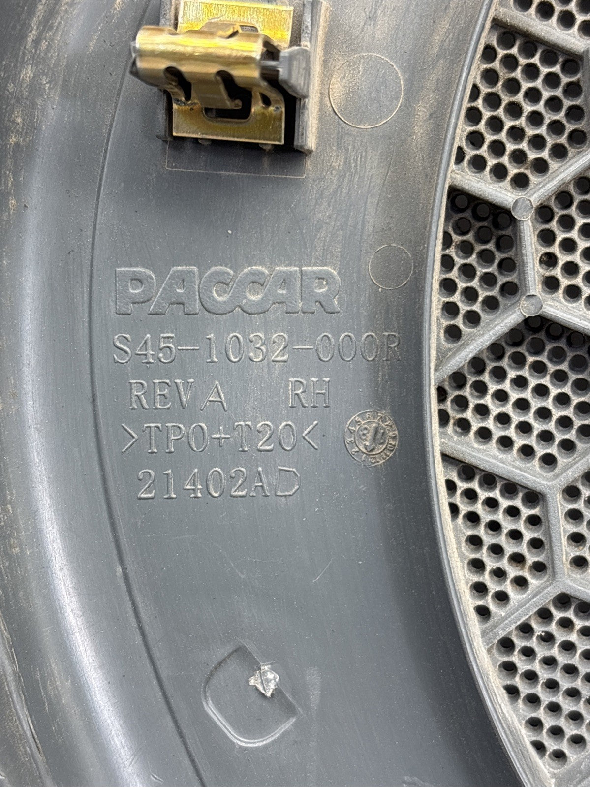 KENWORTH T680 PACCAR RH SPEAKER GRILL S45-1032-000R